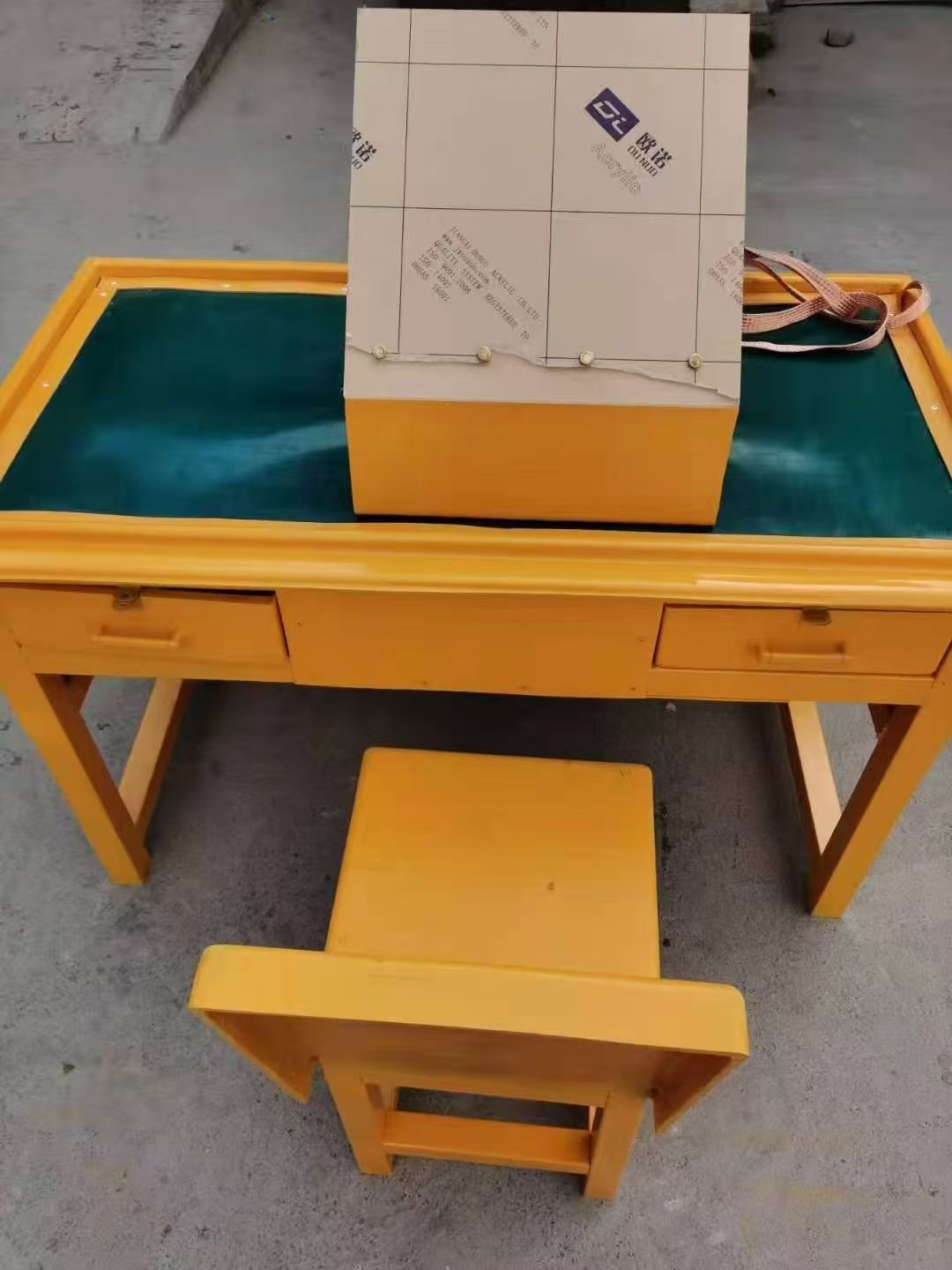 <strong>玻璃钢火工品发放桌优势详解：耐用安全</strong>